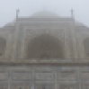 Au pied du Taj Mahal, le monument est imposant