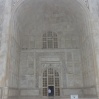 La porte d'accès au mausolée est richement décorée