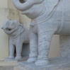 Les éléphants gardent l'entrée du palais
