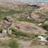 Depuis un temple perché, vue sur les remparts qui continuent bien après le fort