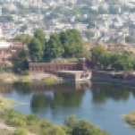 Au premier plan, une partie du parc Rao Jodha, puis le mémorial et la ville en arrière plan