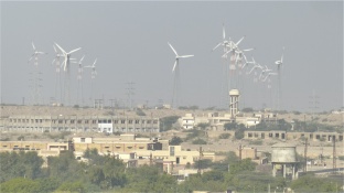 Champ d'éoliennes vers l'ouest et la frontière Pakistanaise