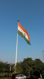 Un immense drapeau indien flotte sur Connaught Place