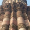 La tour est décorée de bandeaux reprenant les versets du Coran