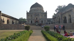Les jardins comportent des mausolées de la dynastie Lodi