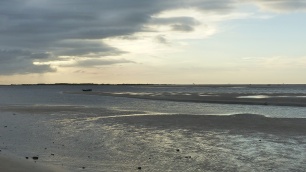 Une bande de plage sépare l'océan du fleuve, permettant de pratiquer le kite dans des eaux peu profondes et sans grosses vagues